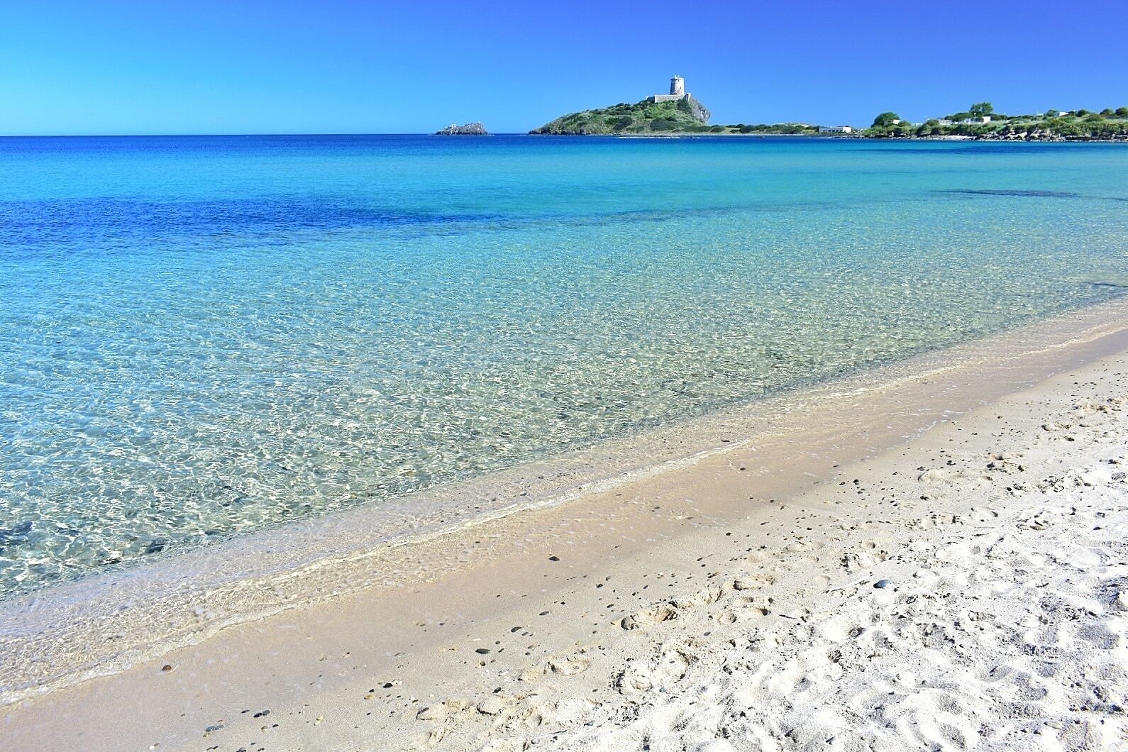 Ubicación cercana a la playa y tumbonas