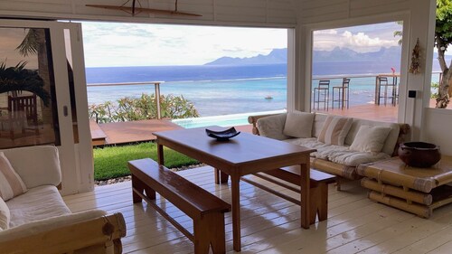 Confortable and cozy Tahiti lagoon view villa with full panoramic view on Moorea