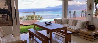 Confortable and cozy Tahiti lagoon view villa with full panoramic view on Moorea