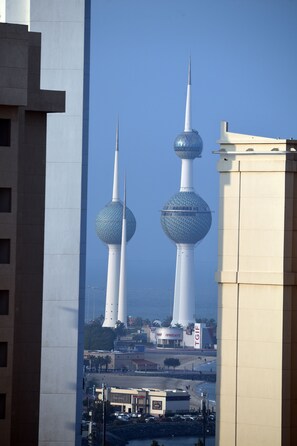 Vista de dos torres esféricas con un edificio moderno al frente.