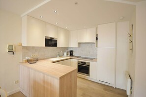 Een magnetron, een oven, een kookplaat, een vaatwasser