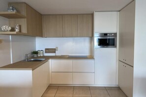 Microondas, placa de cocina, lavavajillas y cafetera o tetera