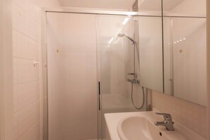 Shower - Studio by the Sea in Belgium with Beach Access (Oostduinkerke)
