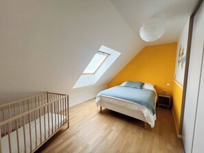 4 bedrooms, iron/ironing board, free WiFi, bed sheets