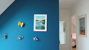 4 makuuhuonetta, silitysrauta/-lauta, ilmainen Wi-Fi, vuodevaatteet