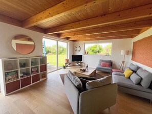 Een televisie, een open haard en boeken