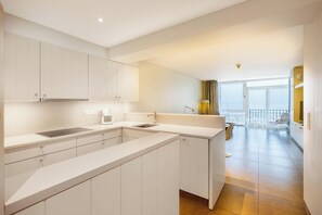 Mikrobølgeovn, ovn, kokeplater og oppvaskmaskin