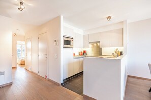 Microwave, stovetop, dishwasher, coffee/tea maker