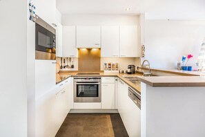 Een koelkast, een magnetron, een oven, een kookplaat