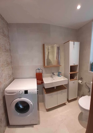 Douche, séchoir à cheveux, serviettes fournies, savon