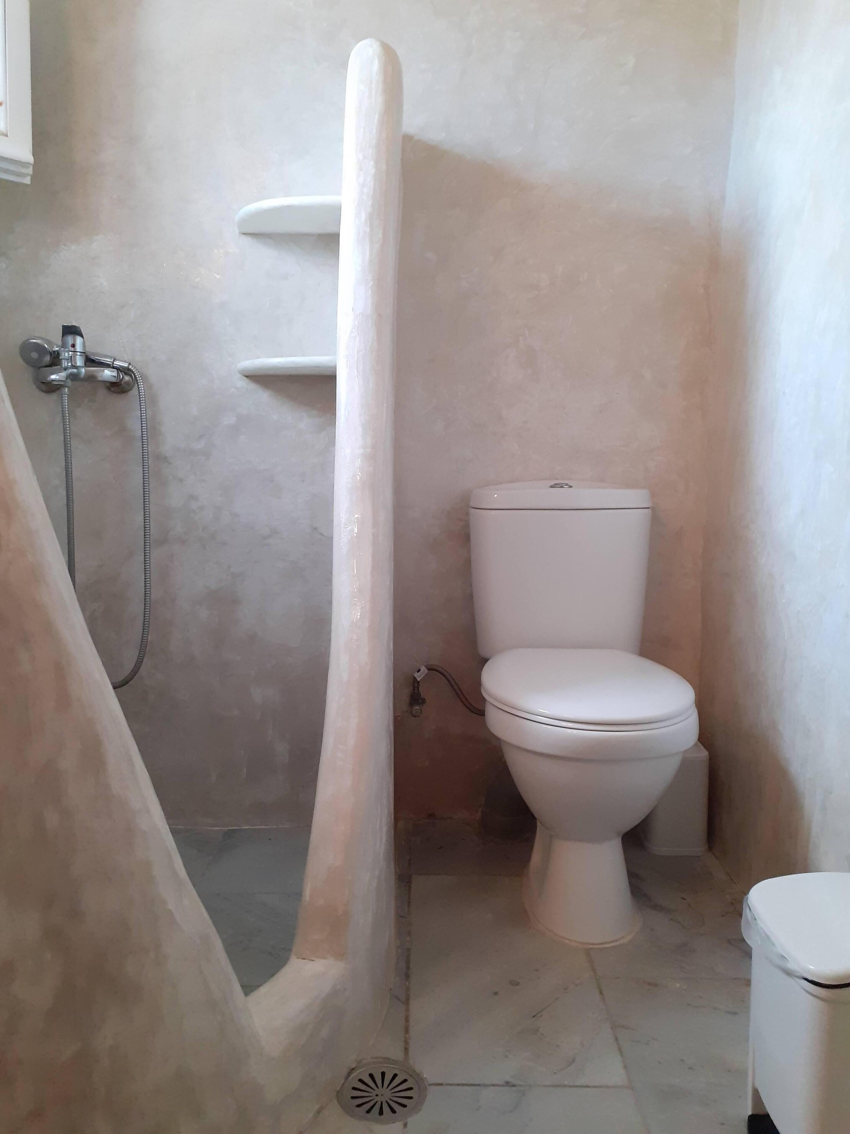 Hårtork, handdukar, tvål och schampo