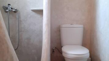 Hårtork, handdukar, tvål och schampo