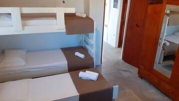 8 habitaciones, tabla de planchar con plancha, cuna de viaje y wifi