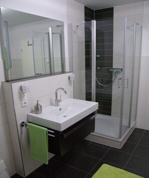 Dusche, Haartrockner, Handtücher