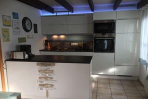 Køleskab, mikrobølgeovn, ovn, kogeplade