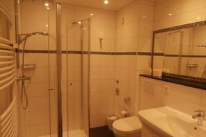 Shower, hair dryer, towels - 152 in the Trafalgar house (Cuxhaven)