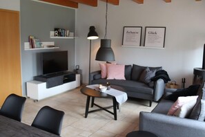 Een smart-tv, een open haard, een dvd-speler en een stereo