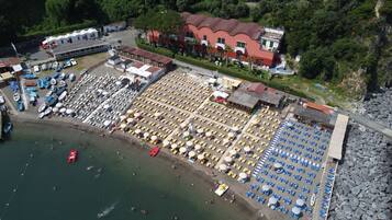 Rannalla, mustaa hiekkaa