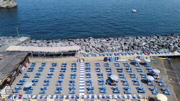 Sulla spiaggia, sabbia scura