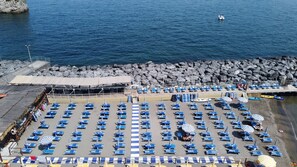 En la playa, arena negra