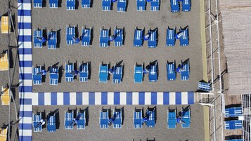 En la playa, arena negra