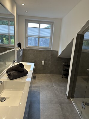 Shower, hair dryer, towels, soap - Gemütliche Renovierte Ferienwohnung Bestens Ausgestattet mit 2 Bädern (Schmallenberg)