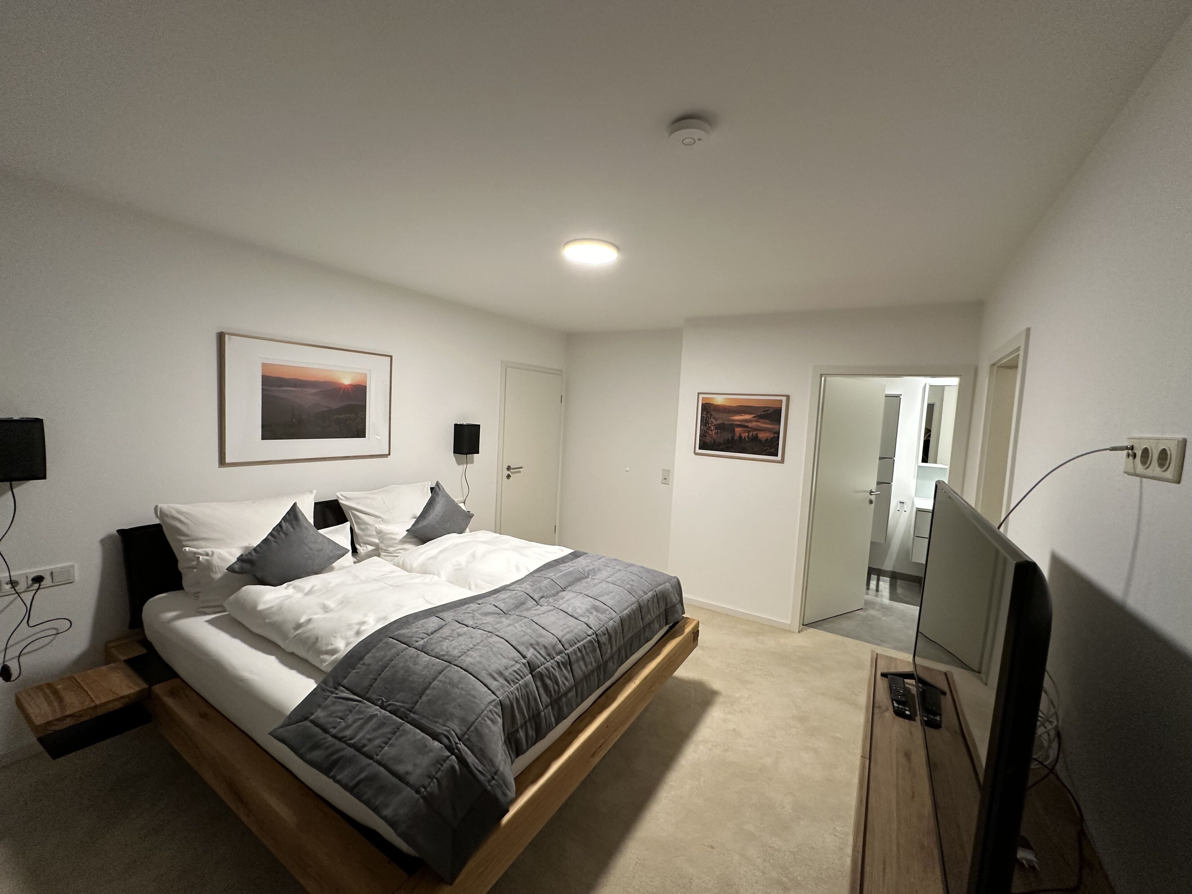 2 bedrooms, travel cot, WiFi, bed sheets
