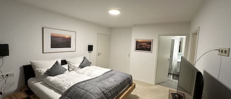2 Schlafzimmer, Reisekinderbett, WLAN, Bettwäsche