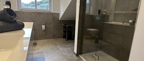 Douche, sĂšche-cheveux, serviettes fournies, savon