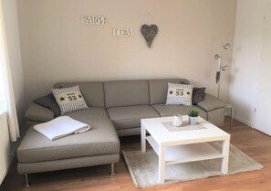 Smart-tv, dvd-spelare, böcker och en stereo