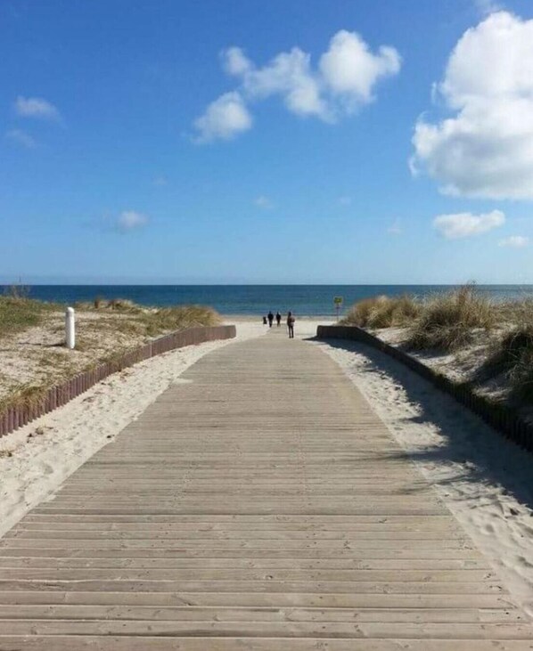 På stranden