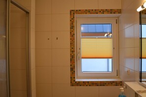 Dusche, Haartrockner, Handtücher
