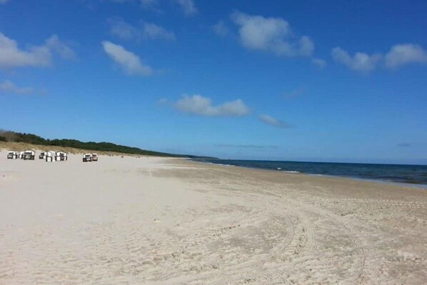På stranden
