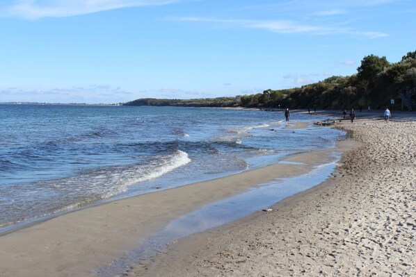 På stranden
