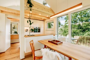 Een koelkast, een oven, een kookplaat, een vaatwasser