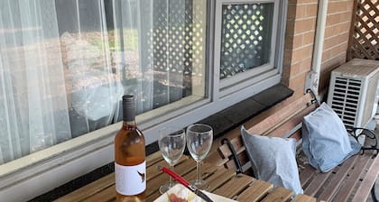 Island Time Cosy budget friendly beach retreat - 5 minute walk to the beach.