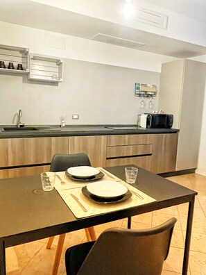 Kühlschrank, Mikrowelle, Herdplatte, Wasserkocher mit Kaffee-/Teezubehör