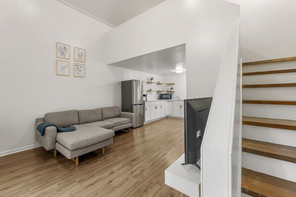 Smart TV - Modern Loft Carriage House (Decatur)