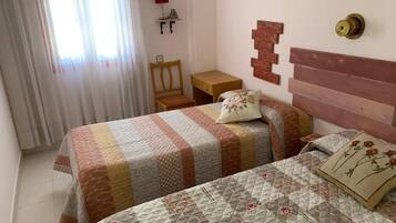 Habitación básica con 2 camas individuales | Decoración individual, mobiliario individual, escritorio y wifi gratis