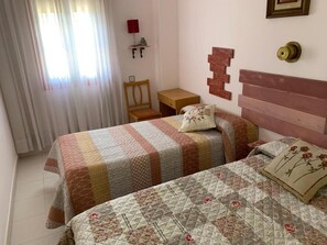 Basic Twin Room | Individually decorated, individually furnished, desk, free WiFi - Ermita del Carmen (Hijar)
