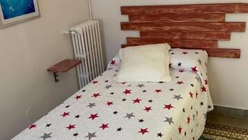 Habitación individual básica | Decoración individual, mobiliario individual, escritorio y wifi gratis