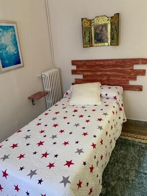 Basic Single Room | Individually decorated, individually furnished, desk, free WiFi - Ermita del Carmen (Hijar)