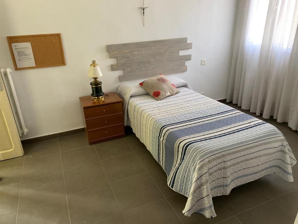 Eenvoudige eenpersoonskamer | Individueel gedecoreerd, individueel gemeubileerd, een bureau