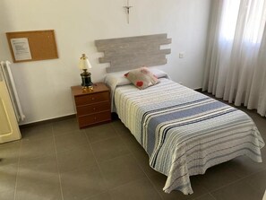 Habitación individual básica | Decoración individual, mobiliario individual, escritorio y wifi gratis