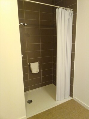 Studio, 2 lits une place | Salle de bain