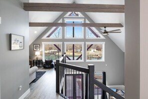 Un loft espacioso con techo alto, ventanas amplias y vistas al exterior.