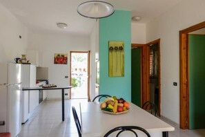 Villa Confort | Cuisine privée | Réfrigérateur, plaque de cuisson, chaise haute, moulin à café