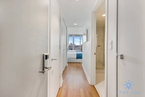 Shower, hair dryer, towels - Spectacular Apt: Amazing Pools + Gym (Hallandale Beach)