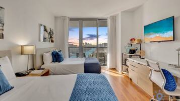 Een bureau, een strijkplank/strijkijzer, reisbedje, wifi