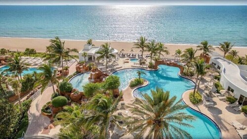 Sunny Isles Bliss: Beachfront Retreat for 4